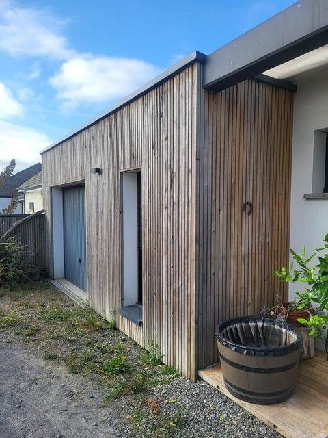Bardage bois d'un garage avant nettoyage