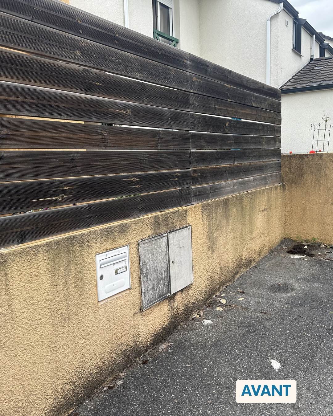 Façade bardage et mur à Lons avant nettoyage