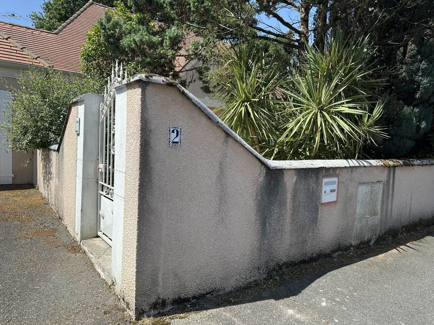 Mur extérieur à Lons avant nettoyage, mousse et traces noires