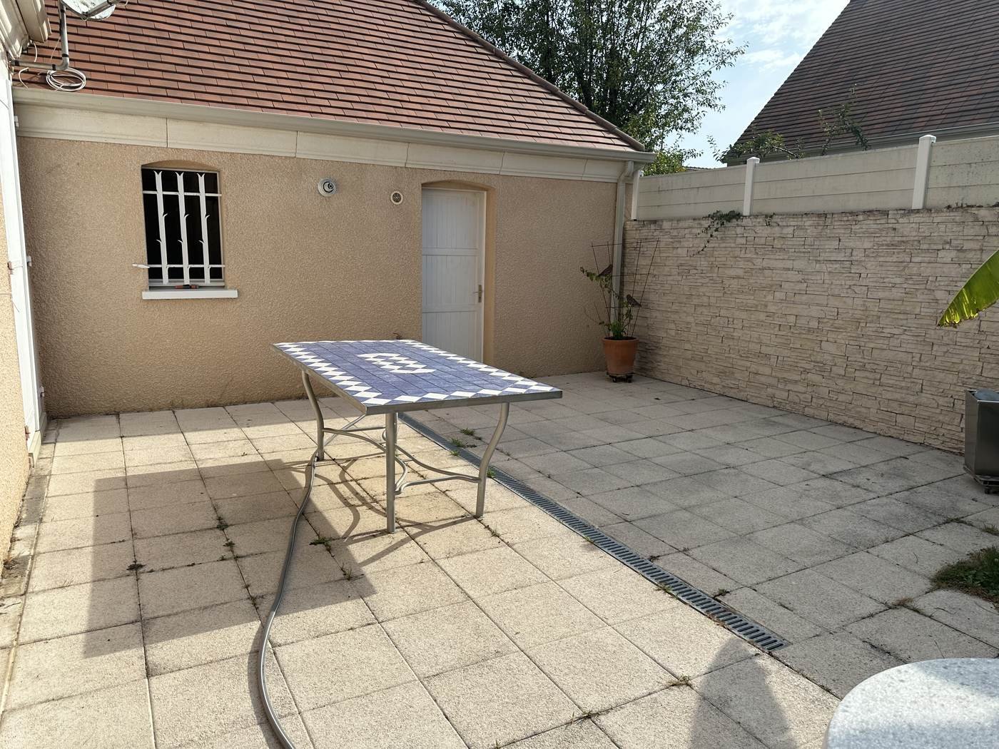 Terrasse à Lons avant nettoyage