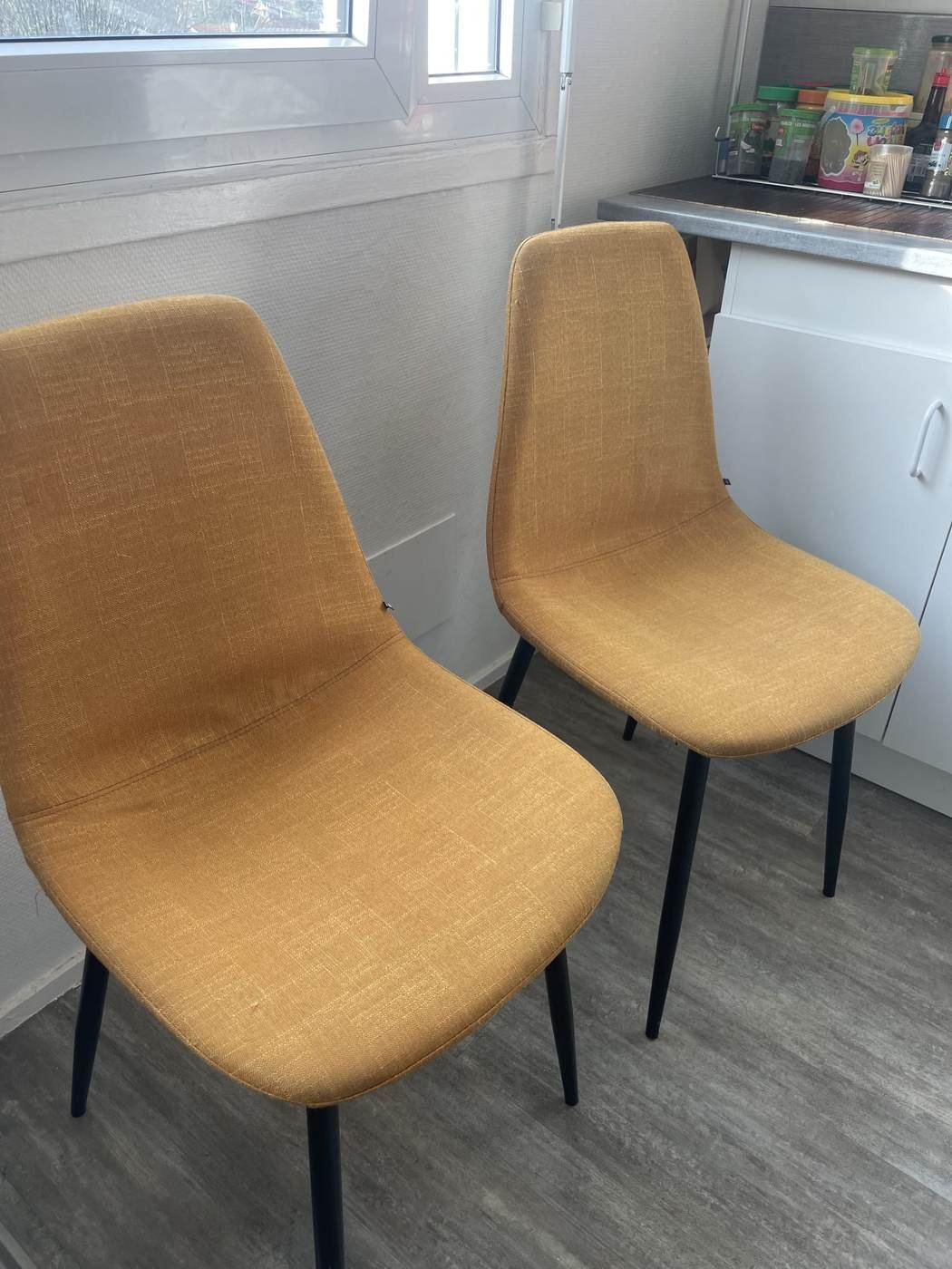 Chaises tissu moutarde après nettoyage