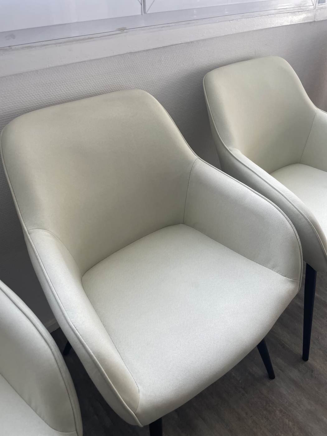 Fauteuils blancs après nettoyage textile