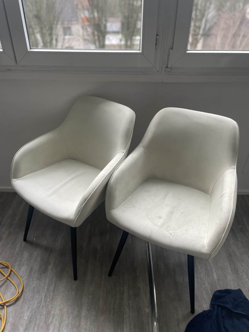 Fauteuils blancs avant nettoyage textile, taches visibles